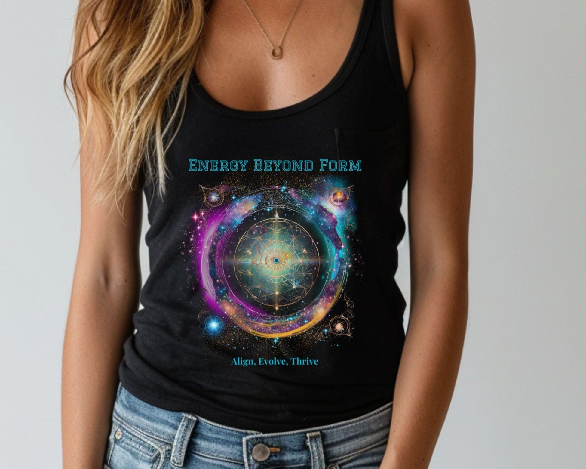 Eine junge blonde Frau trägt ein schwarzes Tank Top mit buntem Aufdruck vorn in der Mitte. Der Aufdruck besteht aus kosmischen Elementen, wie farbige Galaxien, Sterne und bunte Lichter, welche sich in einer runden Struktur um ein zentrales strahlendes Licht anordnen. Über dem Bild steht Energy beyond Form. Das Design wird mit dem unten stehenden Slogan "Align, Evolve, Thrive" abgerundet.