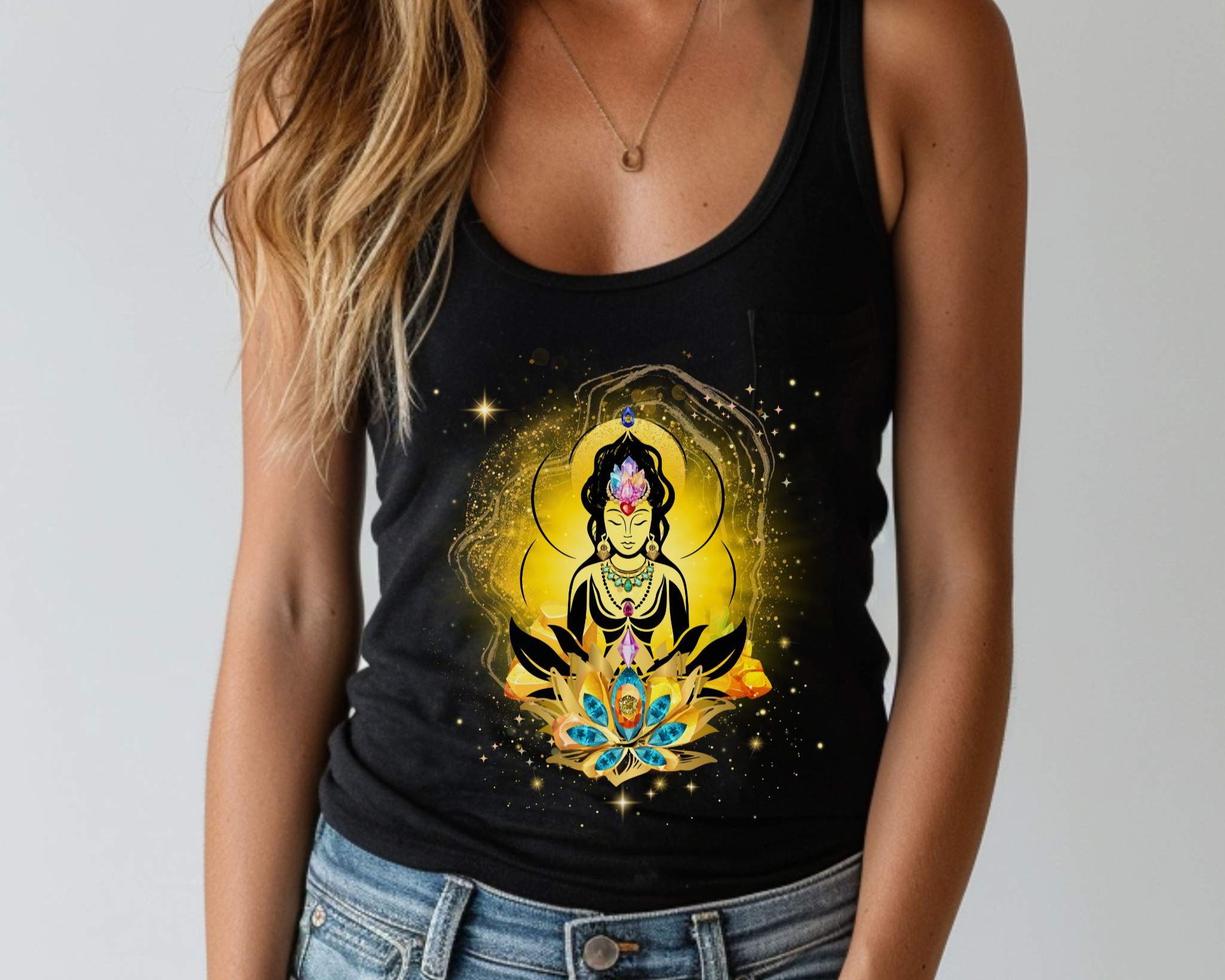 Schwarzes Tank Top mit strahlend gelbem Aufdruck, der die Göttin Lakshmi in schwarzen Umrissen mit blauen Lotus unter sich und Kristallkrone zeigt. Sie ist umgeben von Sternen und Sternenstaub.