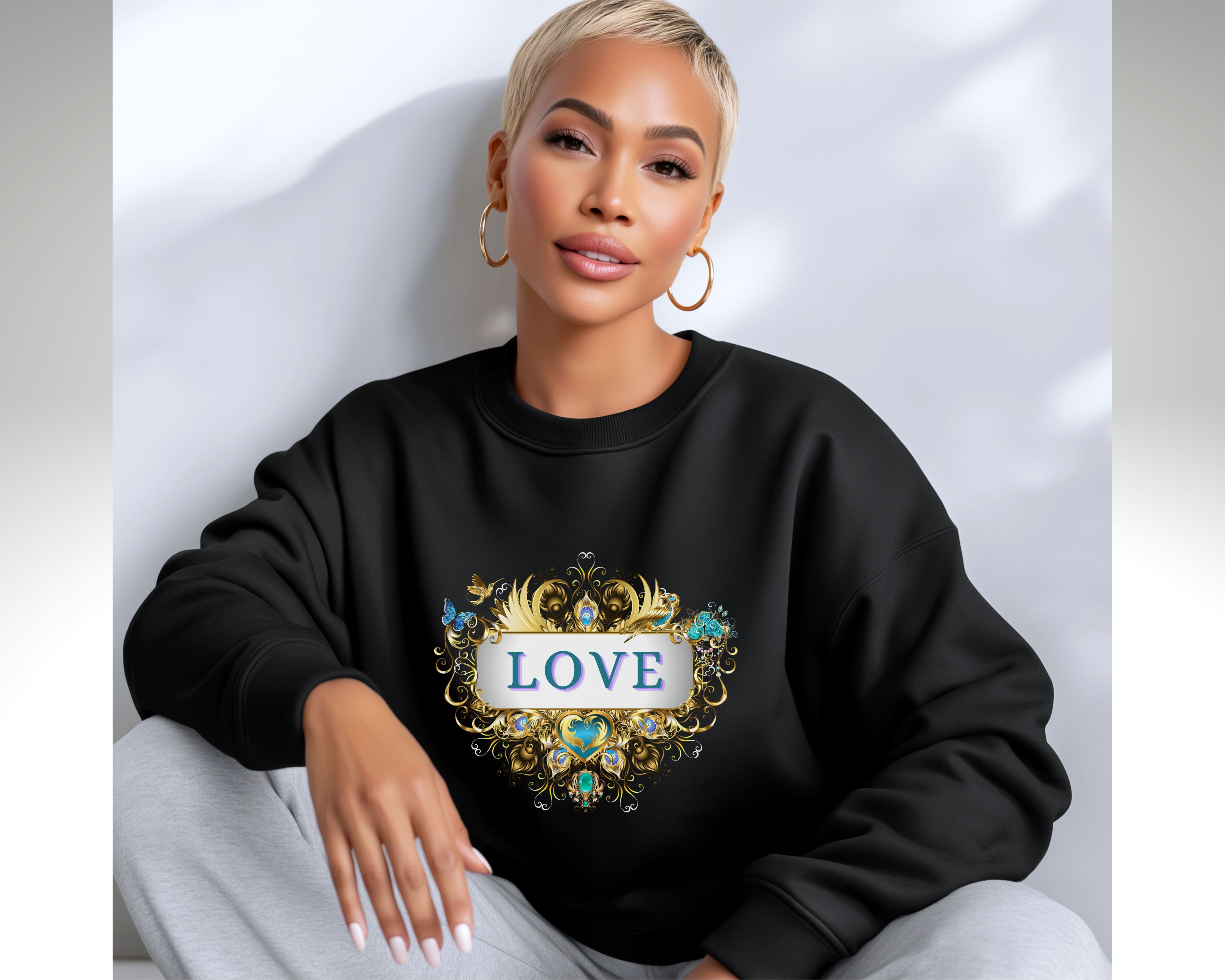LOVE – Statement Sweatshirt mit filigranem Golddruck - Divine DeSein
