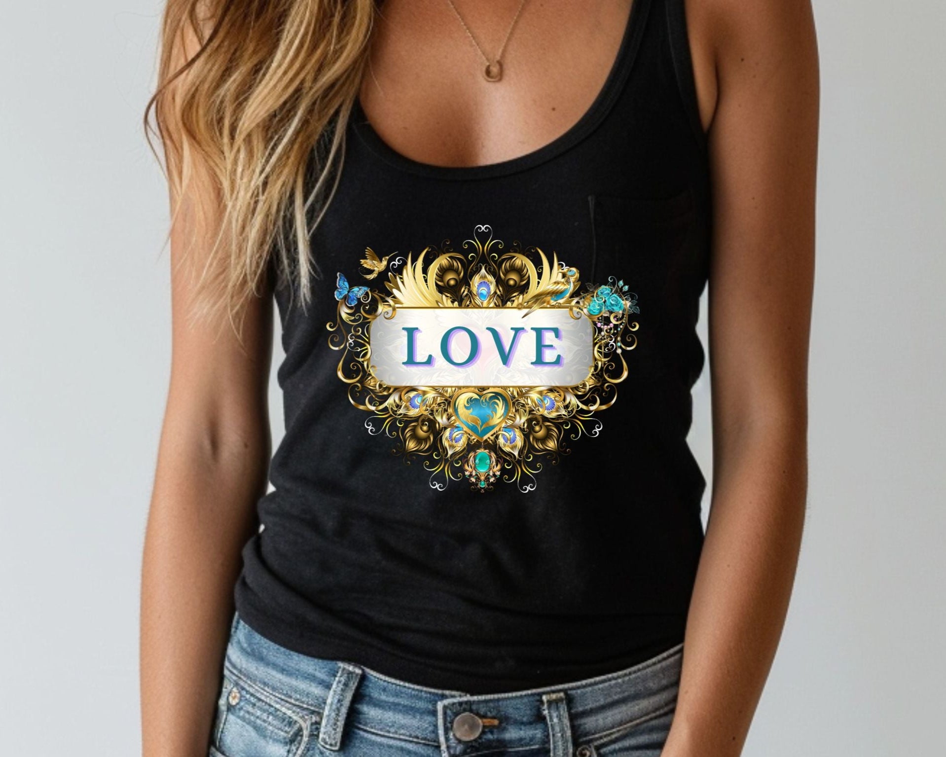 Schwarzes Tank Top mit filigranem, goldenen Design, Engelflügeln nd großem LOVE-Schriftzug in blau.