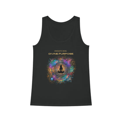 Schwarzes, lässiges Tank Top aus Bio-Baumwolle mit buntem Aufdruck vorn in der Mitte. Kosmische Elementen, wie farbige Galaxien, Sterne und bunte Lichter, welche sich in einer runden Struktur um ein zentrales strahlendes Licht anordnen, veredeln dieses Design. Über dem Bild steht das Statement "Energetic Being - Divine Purpose" in gelbem Schriftzug. 