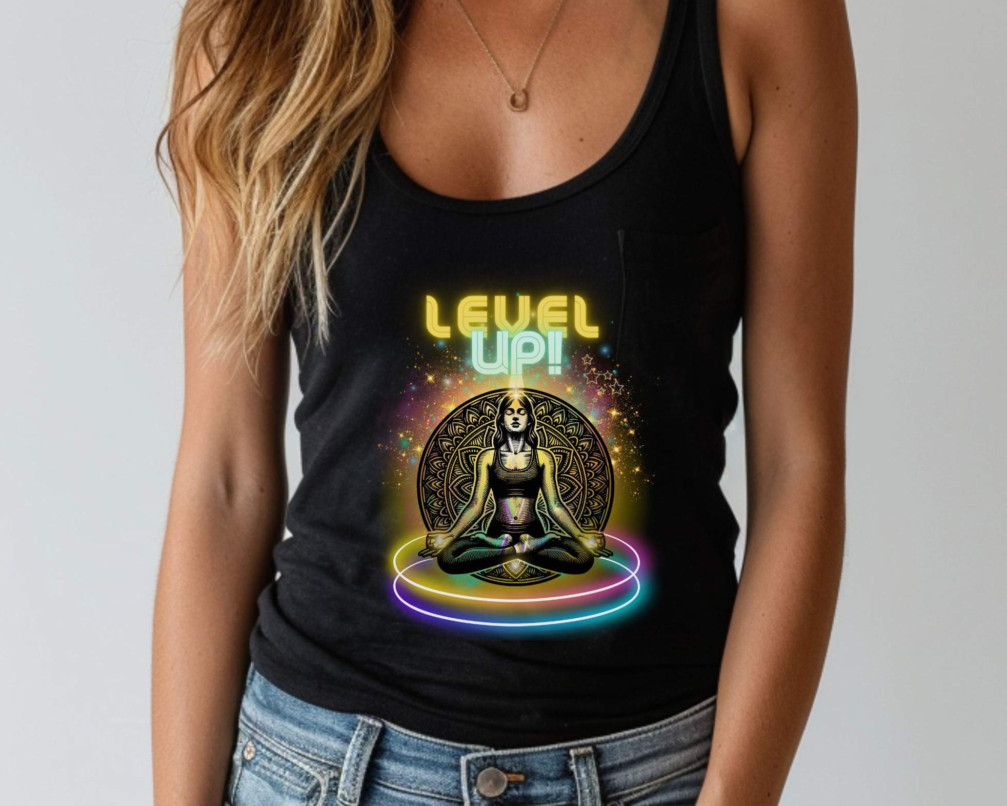 Schwarzes Tank Top mit buntem Aufdruck, der eine meditierende Frau in der Mitte zeigt. Sie ist umgeben von einem Mandala im Hintergrund und neon-farbigen Kreisen unter sich. Über ihr steht groß in leuchtendem gelb und blau "Level Up!