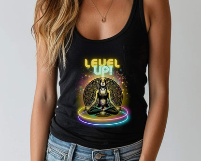 Schwarzes Tank Top mit buntem Aufdruck, der eine meditierende Frau in der Mitte zeigt. Sie ist umgeben von einem Mandala im Hintergrund und neon-farbigen Kreisen unter sich. Über ihr steht groß in leuchtendem gelb und blau "Level Up!
