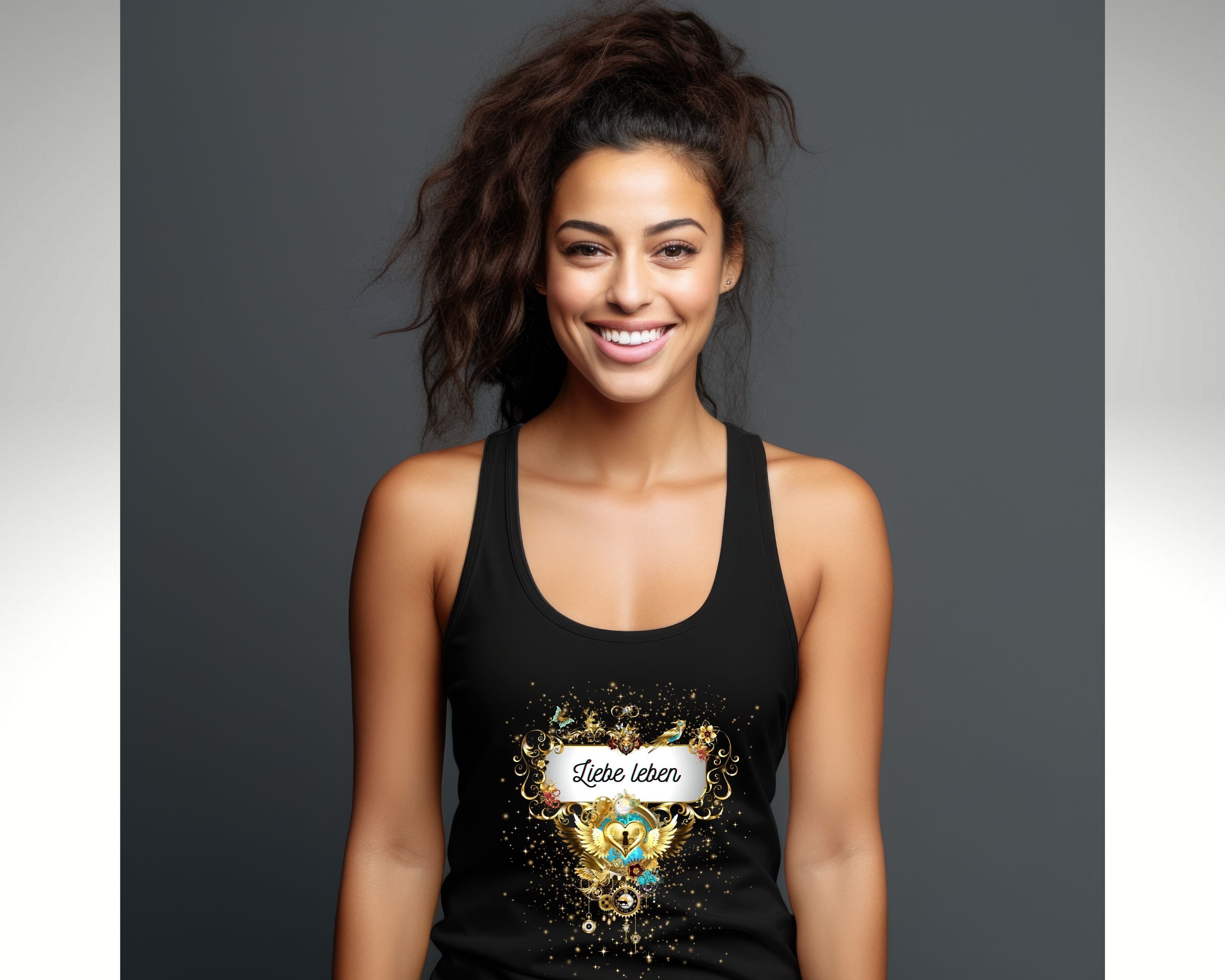 Dieses detailreiche und mit Gold verzierte Tanktop trägt die Aufschrift „Liebe Leben“ und verleiht Ihrer Garderobe einen Hauch von Eleganz und Charme.  Das gesamte Design ist von goldenem Sternenstaub umgeben, unter dem Schriftzug befidnet sich ein goldenes Herz mit Schlüsselloch und Engelsflügeln. Darunter ist eine kleine, goldene Tadchenuhr zu sehen, sowie blaube Rosen und ein kleiner Kolobri. Oberhalb des Schriftzug ist mittig ein Löwenkopf zu sehen, sowie Blüten, ein fliegender Vogel und Schmetterling. 